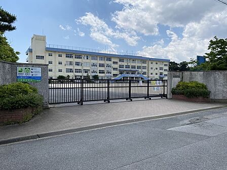 下貝塚中学校まで徒歩約14分●教育目標「豊かな心と知性あふれる生徒の育成　ー自己理解・自己決定・自己実現ー」
