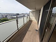 幅が広いバルコニーです。