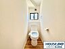 トイレ：トイレは清潔感のある温水洗浄便座です。※同施工会社の物件イメージ写真です。