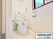 トイレは1階と2階に配置。清潔感のある温水洗浄便座です。