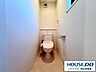 トイレ：トイレは1階と2階に配置、清潔感のある温水洗浄便座です。