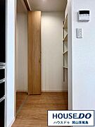 調味料や保存容器など、頻繁に使用はするけど出しっぱなしにしておきたくないものばかり・・・。キッチン収納のおかげで急な来客時もキッチン廻りはスッキリです◎