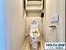 トイレ：トイレ上部には、トイレットペーパーや掃除用具などのストックに最適な収納スペースも完備しています！