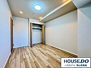 シンプルなお部屋だからこそ趣味に合わせて快適に使えますね。クローゼット付きでお部屋をすっきり見せる事が出来ます♪