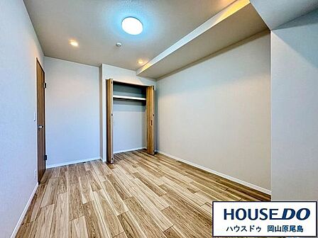 シンプルなお部屋だからこそ趣味に合わせて快適に使えますね。クローゼット付きでお部屋をすっきり見せる事が出来ます♪