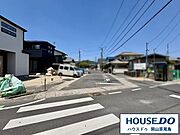 東側前面道路は約6.8ｍのゆとりある広さの幅員で車の出し入れも安心です。