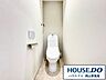 トイレ：トイレは1階と2階に配置、清潔感のある温水洗浄便座です。