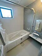 落ち着いた木目調パネルが印象的な浴室です！足を伸ばしてゆったりくつろげる広さがあり、一日の疲れを癒せます。換気乾燥機付きで、雨の日の洗濯物干しも安心です♪