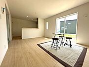 大きな窓から明るい光が差し込むリビングです！対面キッチンからお子様の様子を見守ることができ、お料理中も家族の会話が自然と弾むような開放感あふれる空間ですね♪
