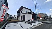 出し入れがしやすい平坦な駐車スペースです。車を停めた後、スムーズに玄関まで移動できる便利な配置になっています♪