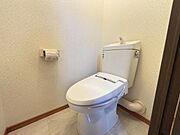 清潔感溢れるトイレスペースです！毎日のお手入れがしやすいシンプルな形状で、限られた空間を常に爽やかに保てる設計となっています♪