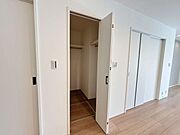 大容量のクローゼットで衣替えも楽々です！ハンガーパイプ付きで、大切なお洋服をシワなく保管できます。奥行きがあるため、スーツケースなどの大きな荷物も収納可能♪