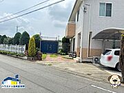 前面道路はゆとりある広さで車の出し入れもスムーズ。