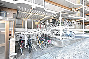 【駐輪場】屋根付きの駐輪場、雨風をしのいで大切な自転車を守ります。