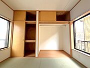 ２階和室　カーテンレール付きなので、お好みで見せる収納・隠す収納どちらでもお使いいただけます。（R8年3月28日撮影）