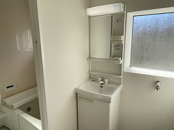 画像6:独立洗面台あり、毎朝おしゃれに忙しい女性の方におすすめです