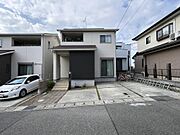 【現地外観写真】2014年9月築、木造2階建の住まい。JR山陽本線「魚住」駅まで徒歩13分、山陽電鉄本線「山陽魚住」駅まで徒歩11分。通勤・通学に便利な立地です。
