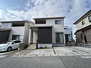 【現地外観写真】南側前面道路の幅員は約6.0m。車同士のすれ違いも比較的スムーズに行える道路幅が確保されています。