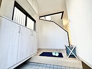 玄関収納があるため、玄関をスッキリ見せることができます。