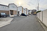 前面道路はゆったり5ｍ幅。住民しか使わない道路で交通量も無く、運転が苦手な方でも安心して車の出し入れができます。