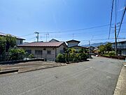 周辺には買物施設もそろっており、日常生活には困りません。