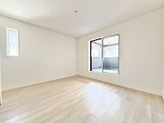 2階主寝室7.5帖のお部屋はバルコニーに面した明るいお部屋です。