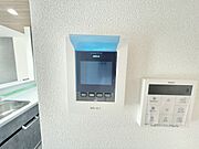 ■録画機能付インターホン シンプルで使いやすいインターホン。録画機能付きで、自動録画のほか、手動録画もできます。不在時の来客確認にも便利です。 受話/呼出音量の調整、明るさ調整が可能。