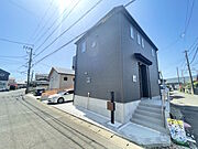 スタイリッシュな外観が魅力の新築住宅！日当たり良好の広い駐車スペースで、お車の出入りもスムーズ。落ち着いた住宅街で、毎日の暮らしがもっと快適に。家族みんなが笑顔になれる住まいです。