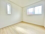 ふんわり光が広がる心地よい洋室。シンプルだからこそ、どんな家具も似合って自分好みの空間づくりが楽しめます。毎日の暮らしが、ここからもっとリラックスできますように。