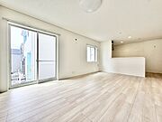 開放感あるリビングは、上質な空間設計が魅力。自然光がたっぷり差し込む心地よい空間で、贅沢なくつろぎの時間を演出します。