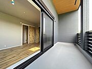 休日はチェアを出してカフェ気分。青空の下でゆったりくつろげます。