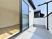 南向きで陽当たり良好なバルコニー。晴れた日には洗濯物が良く乾きます◎