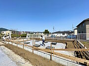 お子様と一緒に遊べる公園まで徒歩2分の立地◎