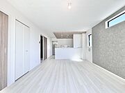ソファやダイニングテーブルを配置しても圧迫感がなく、家族それぞれが思い思いの時間を過ごせます。模様替えもしやすく、暮らしの幅が広がります。