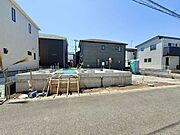 青々としたお空がとても気持ち良いですね。前面は比較的交通量の少ない道路となっておりますので、お車の運転が少し心配な方も落ち着いて駐車可能です。