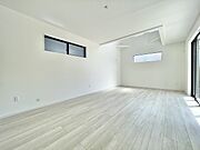 真っ白な空間に、淡い木目の床が優しく広がり、窓から穏やかな光が注ぎ込む、心安らぐひとときを予感させる住まい 