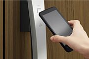 標準の玄関ドアにはスマートキーを採用。?お手持ちのスマートフォンを玄関のカギとしてご利用いただけます。?鍵穴が見えない作りになっているため、防犯対策としても有効です。?