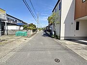 近隣街灯もございますのでお帰りの際も比較的安心出来そうです。近隣商業施設も整っておりますので、生活環境も良好です。