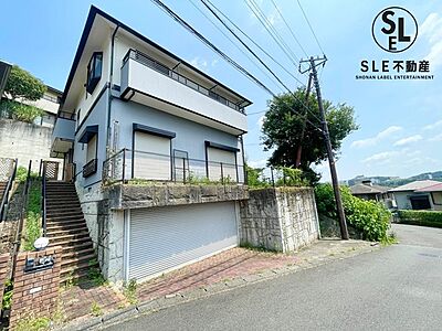 外観:電動シャッター付きのガレージです。 車2台駐車可能です。 外観:電動シャッター付きのガレージです。 車2台駐車可能です。