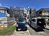 外観：青空が広がる穏やかな住宅街で、新しい暮らしを迎えるチャンスです！現在建築中の住まいは、完成後の明るい生活を想像するだけでワクワク。周辺は落ち着いた環境で、子育てにもぴったり。