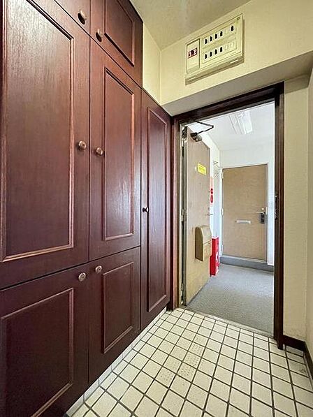 日々の整理整頓を支える豊富な収納スペースが魅力の空間です。帰宅時にほっと一息つける落ち着いた佇まいは、家族の明るい挨拶が飛び交うあたたかな日常の入り口として、穏やかに暮らしを迎え入れてくれます。