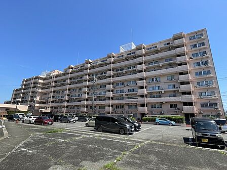 青空の下、落ち着いた佇まいの外観です。ゆとりある敷地が確保されており、日々の暮らしに安心感をもたらす穏やかな環境が広がっています。周辺の街並みと調和した、親しみやすい存在感のある建物です。
