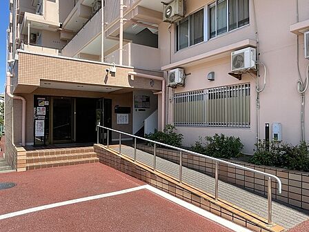 どなたにも優しい便利なスロープが完備されており、帰宅する方や来訪者を穏やかで心地よい雰囲気で迎え入れてくれるエントランスです。