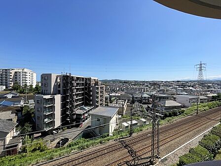 視界を遮る建物がなく、どこまでも広がる青空と街並みを一望できる開放的な眺望が魅力です。窓の外に広がるパノラマのような景色が、暮らしに心地よいゆとりと落ち着きをもたらしてくれます。