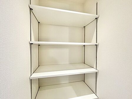 廊下にも収納棚を用意しており、掃除用具等の収納にも役立ちます