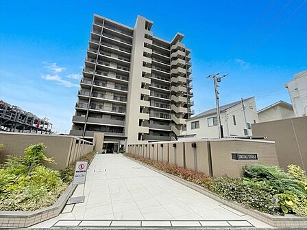 道路面からは奥行23mのエントランスアプローチを設計し、気持ちをリフレッシュできるようなデザインとなります。