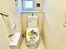トイレ：トイレ内にはちょっとした収納スペースも確保しており、ペーパーや掃除道具もすっきり収納できます。