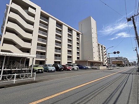 前面道路は広々としておりますので、お車の運転が少し心配な方も比較的安心出来そうです。駐車場スペースも広々と確保されております。