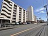 外観：前面道路は広々としておりますので、お車の運転が少し心配な方も比較的安心出来そうです。駐車場スペースも広々と確保されております。