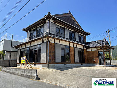外観：どっしりとした佇まいの和風住宅です。広くて便利なストックヤードも魅力！釣りが好きな方やスローライフをご希望の方にお勧めです。